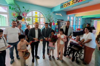 Mersin'de yüreklere dokunan sergi: "Aynı gökyüzünün farklı yıldızlarıyız"