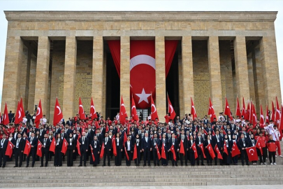 19 Mayıs tüm yurtta coşkuyla kutlanıyor! Gençler Anıtkabir’e akın etti
