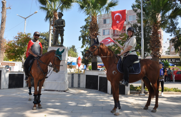 Silifke’de atlı kortej dikkat çekti