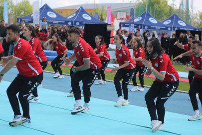 Kayseri’de 19 Mayıs coşkusu: Bağımsızlık meşalesinin 107. yılı meydanlarda kutlandı