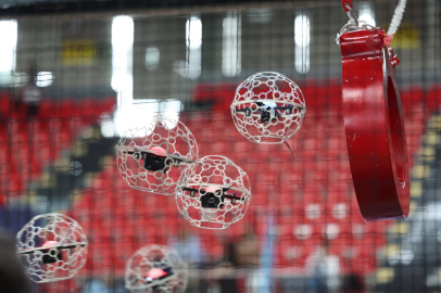 Kayseri'de geleceğin sporu nefes kesti: Drone Soccer Türkiye Şampiyonası'nda dev heyecan
