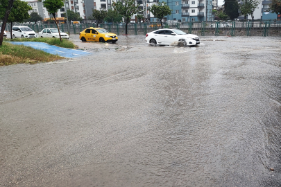 Adana’da ani sağanak kabusu: Kıyıboyu Caddesi nehre döndü, araçlar suda mahsur kaldı