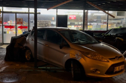 Kadirli’de korku dolu anlar: Otomobil markete girdi