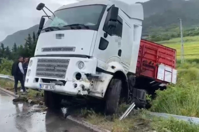 Osmaniye'de yağış kazayı beraberinde getirdi: Kayganlaşan yolda duramayan tır dev bariyerleri kırdı
