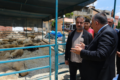 Adana’da kurban pazarı göle döndü! Belediye ekipleri harekete geçti