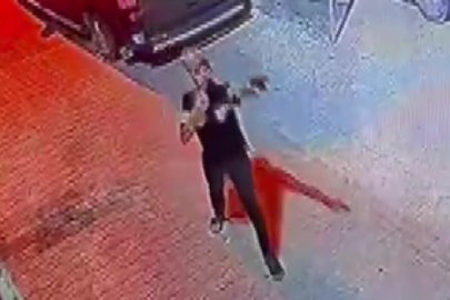 Adana’da silahlı saldırı kamerada: Tetiğe bastı ama...