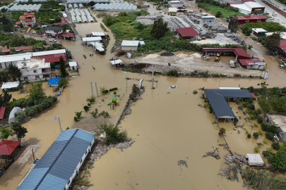Hatay'ın Samandağ ilçesinde Asi Nehri taştı mahalleler su altında kaldı