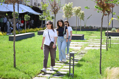 Mersin'de Kırmızı Lacivert Kent Meydanı vatandaşların hizmetine açıldı