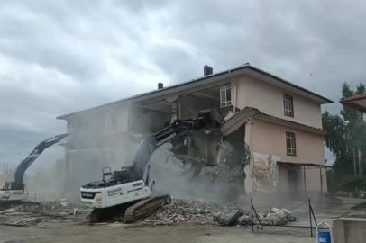 6 Şubat depremlerinde hasar alan Ceyhan Anadolu Lisesi’nde yıkım çalışmaları başladı