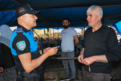 Adana’da polis ekipleri, kurbanlık pazarında sahte para ve dolandırıcılık yöntemlerine karşı besicileri uyardı