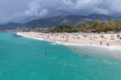 Alanya sahilleri bayram tatilinde doldu taştı