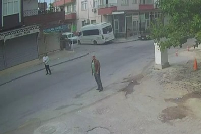 Tarsus'ta yakınına el sallarken dikkatinden olan yayaya otomobil çarptı