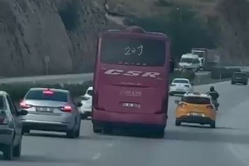 Hatay'da tehlikeli manevralar yapan otobüs sürücüsü korku dolu anlar yaşattı
