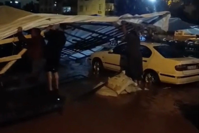 Adana’da sağanak yağış yolları göle çevirdi