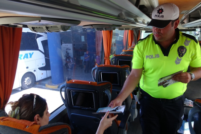 Bayram yolculuğuna çıkan vatandaşlar emniyet kemeri takılması konusunda bilgilendirildi