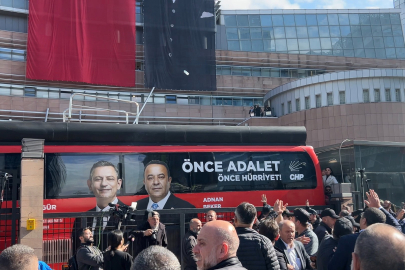 CHP, Genel Merkezi önünde çıkan tartışmada su şişeleri havada uçuştu