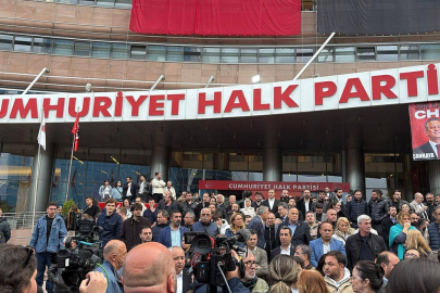 Cumhuriyet Halk Partisi binasında bulunan CHP'lilere müdahale başladı: Polise yangın tüpüyle böyle müdahale ettiler