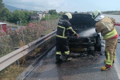 Hatay'da alevlere teslim olan otomobil kullanılamaz hale geldi