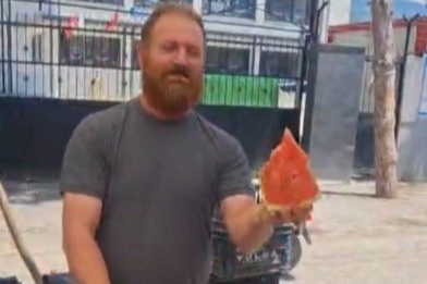 Osmaniye'de pazarcının "Vekaletli karpuz kesimi" gülümsetti