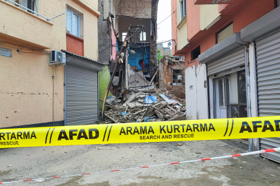 Adana'da korkutan çökme: Sağanak ve depreme dayanamayan 3 katlı metruk bina yıkıldı