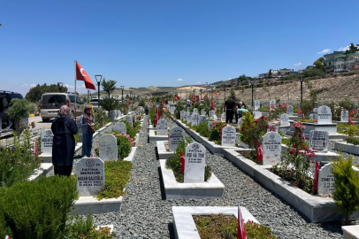 Hatay'da bayram arifesi yürekler dağlandı: Deprem mezarlığında buruk buluşma