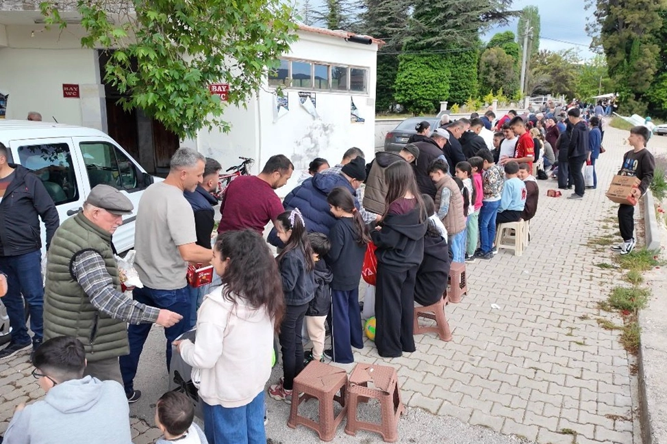 Antalya’nın Kaş ilçesinde bayram geleneği yaşatılıyor! Çocuklar meydanda şeker kuyruğuna girdi