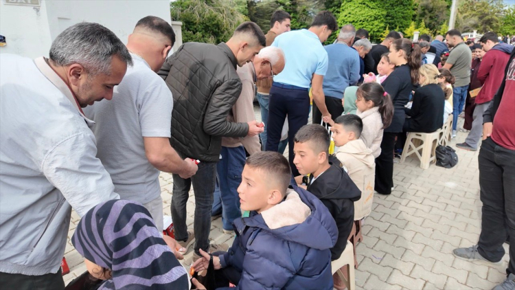 Çocuklar bayram şekerleri için sıraya girdi