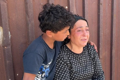 Hatay'da evlatlarını enkazda bırakan anne gözyaşları içinde konuştu