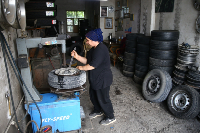 Adana'da eşine destek için başladığı lastik tamirciliğinde 12 yılı geride bıraktı
