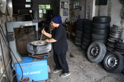 Adana'da eşine destek için başladığı lastik tamirciliğinde 12 yılı geride bıraktı