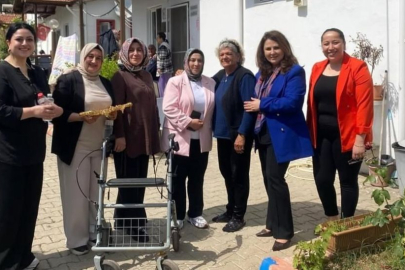 AK Parti Adana İl Kadın Kolları’ndan bayramda yaşlılara vefa ziyareti