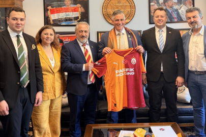 ABD Kongre Üyesi Baumgartner’a Galatasaray forması takdim edildi