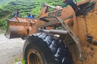 Artvin’de korku dolu anlar: Taşan dere 4 kişiyi mahsur bıraktı