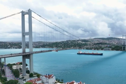 İstanbul'dan sarı filtreye cevap gibi görüntü! Boğaz turkuaza büründü