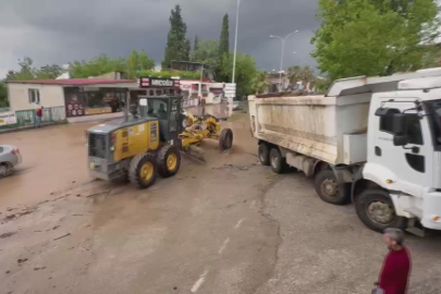 Şiddetli yağış Osmaniye’yi vurdu: Yollar göle döndü