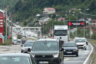 Tatilciler yola çıktı: Düzce geçişinde yoğunluk arttı
