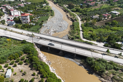 Hatay'da 2 gence mezar olan köprü yeniden ulaşıma açıldı