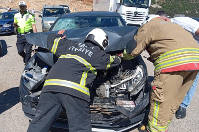 Hatay'da trafik kazası: İki otomobil çarpıştı, 1 kişi hastaneye kaldırıldı
