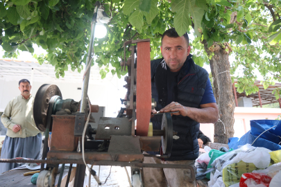 Hataylı usta ezber bozdu: Ürettiği kurban bıçağıyla sinekkaydı tıraş yapıyor