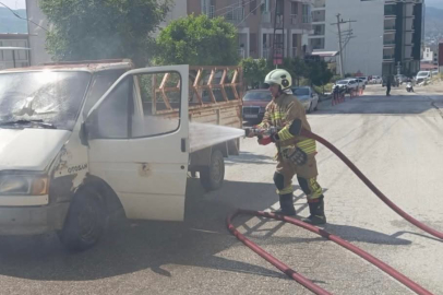 Hatay'da seyir halindeki kamyonet alev alev yandı
