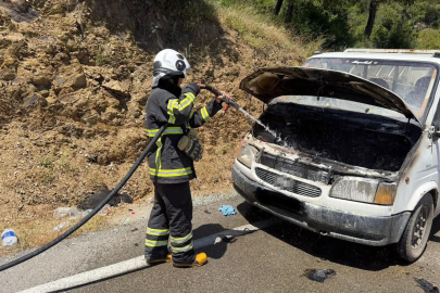 Kırıkhan'da seyir halindeki otomobil alevlere teslim oldu