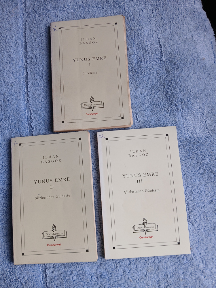 Yunus Emre (638-720/ 1240…1320) 13.yy’n ikinci yarısı, 14.yy’ın başlarında yaşamış. Horasan’dan gelip Anadolu’ya yerleşen Türkmenlerdendir. Sakarya  Irmağı yakınında Sarıköy’de (1) yaşamış. Tapduk Emre’nin müridi, halifesi, damadı olmuştur.  Sarıköy/çevrede kıtlık olmuş. Arabasına alıç doldurmuş, Hacıbektaş’tan buğday istemeye gitmiş. Hacıbektaş buğday mı verelim himmet mi demiş. Buğday istemiş. Yolda düşünmüş, himmet istemeye karar vermiş, dönmüş Hacıbektaş’a… Himmet isterim demiş. Hacıbektaş, senin nasibin Tapduk Emre’ye verildi, oraya git demiş. Gitmiş, kırk yıl hizmet vermiş, odunun eğrisi bile girmemiş dergaha. Yunus; Taptuk Emre Dergahına varınca daha bir aydınlanıyor… Önceki yazdığı şiirler gibi yazmıyor artık, derinleşiyor, batinileşiyor! (bir tür soyutlama) Hece ölçüsünden aruz ölçüsüne geçiyor; divan şiirleri yazıyor. Her varlık, her şey onun için bir oyluyor, farklı  bir şey görünmüyor… Anlam yüksekliği derinliği, genişliği yansıyor…yaşamına, şiirlerine. Halka yöneliyor… “Acep şu yerde var’ola Şöyle garip bencileyin Bağrı başlı, gözü yaşlı Şöyle garip bencileyin…” (s.12)  Kendini hep garip olarak niteleyen bir tasavvuf şairdir o. “Aşkın aldı benden beni Bana seni gerek seni Ben yanarım dürü günü Bana seni gerek seni”  Tanrıdan başka şey istemiyor. İsteyenlerin olsun her şey, bana sen gereksin sen, seninle olmalıyım, başka şey istemem diyerek, tanrı katına, tanrı varlığına ulaşmak, birleşmek istiyor…içtenliği koyuyor ortaya… Çoğu şairler etkisindedir onun!  Şah İsmail (2) onlardan biridir. Yunus gibi yazar şiirlerini! “Sözünü bir söyleyenin Sözünü eder sağ bir söz Pir nefesin dinleyenin Yüzünü eder ağ bir söz”(s.14)   Nazım Hikmet de,  “Türk Köylüsü”nü yazar: “….. İsrafil surunu urur Mahlukat yerinde durur Toprağın nabzı başlar Onun nabızlarında vurmaya Ne kendi nefsini korur Ne düşmanını kayırır Dağları yırtıp ayırır Kayalar kesip yol eyler ab-ı hayat akıtmaya”(s.14)   Fuat Köprülü de şöyle  der:  ”Türk zevkinin hususi dehasını birleştiren basit coşkulu ümmi bir derviştir.” Ama bu ümmilik cahillik değildir. İslam bilimlerinin hepsini öğrenmiştir…” (s.17) Oysa Abdülbaki Gölpınarlı Yunus’un iyi bir medrese eğitimi aldığını belirtir. “Arapça, Farsça bilir; Türk ortaçağının doruğundadır.” Der. (s.17). Yunus, doğruluk, dürüstlük örneği bir insan; her varlık, her insan böyle olmalıdır duygu düşüncelerini taşır, yaşama uygular… Tekkeye taşıdığı odunların bile eğri büğrü olmasını istemez, kalem gibi odunları getirir tekkeye.  Şeyhinin kızına aşık olduğunu yayar müritler…bu dedikodulardan kurtulmak için evlenir şeyhinin kızıyla; ordan öteye gidilmez, Kur’an okurlar…(s.24) Yunus’un şiirleri rahatsız eder Molla Kasım’ı. Onun için kendine dönük  şöyle der Yunus: “Aşık Yunus bu sözü eğri büğrü söyleme/ Seni sığaya çeken bir Molla kasım gelir.” (s. 25) Keşke; o Molla Kasım doğruları değil de eğrileri sığaya çekebilse?...  Kim bilir, belki de yeri olmayacak bu dünyada eğrilerin… Yunus, nefsi yok etmek, kaldırmak için şöyle söyler: Dünya fanidir, kalıcı değildir, yalandır, tuzaktır, şarap gibidir, önce lezzet verir, sonra çarpar; bu nedenle dünya zevkine dalmayacaksın” Böyle yapacaksın gerçek mutluluğa ereceksin;  (s.35)  Örnek bir  alıntı: “Miskinem anam yetimi yudum şöyle meyyitimi (ölüm) Öldürem nefsim itini gelmesin koman gerekmez Her kim nefsine kalırsa Müslüman değil ölürse Hayretsin benden bilirse eğlenmen zaman gerekmez”… (s.37)  Bu anlayış Taptuk Emre’nin dergahına varana dek sürer. (s.38) O dönemde birçok olaylar olmuş, Veba salgını, kıtlık, cüzzam salgını, suların zehirlenmesi, savaşların olması sayısız ölümleri oluşturmuştur. Moğol saldırısı da ayrıca büyük bir olay. Onun saldırısıyla  ölümler yıkımlar çok olmuştur.  Bu çıkmaz içinde; ayaklanmalar, baş kaldırmalar yaşanmış… Önüne geçilememiş bile(!). Türkçe’den başka dil konuşuluyor, Türkçe  değil  devletin, uyruğun dili; karma karış gidiyor…   Karamanoğlu Mehmet Bey buyruk yayınlamış; şöyle demiş. “Bugünden sonra divanda, dergahta, bergahta, mescitte … Türkçeden başka dil konuşulmaya…” Bu sıra Yunus 37 yaşındadır, onun dili Türkçedir...  O günlerde Tebrizi Şems ( Tebrizli Şems) gelir Mevlana ile yedi gün halvet(3)  olurlar.  Mevlana’da, çok değişiklikler olur; kapılarını kötü kadınlara açar. Bu sırada Şems öldürülür. (s.49) Başkenti Konya olan Anadolu Selçuklu Devleti zayıflıyor, dağılmaya başlıyor; küçük küçük beylikler kuruluyor. (s.50) Yunus, Taptuk’un tekkesinde pişiyor, olgunlaşıyor, odunun bile doğru olmasına özen gösteriyor. Eğri odun giremiyor tekkeye. “Cümle alem birdir bize/ düşmanımız kindir bizim” diyor. (s.52) Taptuk’un  tekkesi Sakarya Irmağının üzerinde kurulan Sarıyer Barajı’na çok yakın Nallıhan’a bağlı Emre Köyü’ndedir. Taptuk’un gömütü buradadır. Yunus, dervişliği şöyle betimliyor: “Her kime ki dervişlik bağışlana/ Kıl(ı)bı gide pâk ola, gümüşlene” (s.53) Şöyle sürdürüyor: Tekkeye gelenlere, semaha duranlara “Gene aşk elçisi geldi meydanımız doldu, dört yanımız seyir yeri oldu. Gene içki kadehleri dizildi; canlar içip esrük (serhoş) oldu. Evin içi aşk ile doldu. Hiçbir perişanlığımız kalmadı.” (s.55) Semaha katılanlar ne olursa olsun eşit görülürler.  Kırklar meclisine yer veriliyor: Bu mecliste olanlar birdir. Ayrı gayrı yoktur.  Biri ne davranışta bulunursa diğerleri de aynı davranışta bulunur. Peygamber meclisi ziyaret ediyor; bir üzüm tanesi veriliyor, bunu bize dağıt deniliyor. Bir tek tane üzüm nasıl dağıtılacak? Düşünüyor! Cebrail geliyor, su iste, kap iste, üzüm tanesini ez, şerbet et dağıt diyor. Peygamber de öyle yapıyor. Üzüm suyunu içen kırklar esrük oluyor, semaha duruyor. Tanrıyla olan bağları  güçleniyor.  Şöyle söyler Yunus: “Canlar feda yoluna bu can kayusu değil/ Sen can gereksin bana cihan kayusu değil// Canlar içinde cansın sen bir ab-ı hayvansın/ Bize din ü imansın iman kayusu değil” …(s.63) Yunus Türkmenlerin konuştuğu dili kullanır, geliştirir. Gür bir ırmak konumuna getirir. Dünyayı  değirmene benzetir, şöyle der: “Bu dünyanın misâli bir değirmene benzer/ Gaflet onun sepeti bu halk anda üğünür// Bu alem bir oluktur halk varlığı çark eli/ Çarhı çarha benzetmiş şükür  ol benzetene”…(s.75)  O yıllarda dervişler zenginler sınıfından ayrılmak, seçik olmak, belli olmak için kaba kumaştan giyinirlerdi. Bu kumaşlara “suf” adı verilirdi. Bu yüzden dervişlere “Sofi, sofu” denilmiştir! “Hakikkat”! “Hakikkat” aşamasında insan içinde dışında artık kötülük kalmayacak. Yokluktan, karanlıktan gelen her şey erip yok olacak sadece tanrı nitelikleri kalacak, böylece insan tanrılaşacak “Enel Hakk”a ulaşacak; ben tanrıyım diyecek…” (s.83) Bunu Yunus şiir dilinde şöyle söyler: “Aslında âşık u maşûk aşk bir/ Bu birden gerçi ki yüz bin göründü/ Yunus aydur hiç şek değil o benvenem/ Ben olvenem (O benim, ben o yum) / Ben ne der isem dost tutar, dost dediğin ben tutaram”… (s.83) Yunus; Anadolu halkının hem gerçeğini, hem ülküsünü kendi çağının atılgan, en savaşkan dili ile söylemiştir.  Onun dost kavramında yalnız Tasavvufun mutlak güzelliğini, soyut sevgilisini değil, halkın bütün özlemlerini buluruz.”…(s. 88) Paraya, pula önem vermez, şiirleri bir Selçuk halısı göbeğine işlenmiş gibidir. Aşk, onun için bir dünya görüşüdür. Yüreği temiz olarak, halka yukarıdan bakmayacak,  fodulluk edip bilgiçlik taslamayacak, barıştırıcı olacak. (s. 99) Kitaplarda 203 şiir yer almaktadır.  Onlardan iki örnek sunalım:  “YÜRÜYEM Ey dost aşkın denizine / Girem gark olam yürüyem/ İki cihan meydan ola/ devranım sürem yürüyem// Girem denize gark olam/ Ne elif ne mim  dal olam/ Dost bağında bülbül olam/ Güllerin derem yürüyem// Bülbül olubanı ötem/ Gönül olam ceset tutam/ Başımı elime alıp/ Yoluna verem yürüyem// Bülbül olubanı gidem / Nice gönülleri güdem/ Yüzüm aşk ile dem bedem/ Toprağa sürem yürüyem// Şükür gördüm didârını/ İçtim visâlin yârını/ Bu benlik senlik şarını/ Terkini vuram yürüyem// Yunus’tur aşk avâresi/ Biçâreler biçâresi/ Sendedir derdim çaresi/ Dermanım soram yürüyem”  (İkinci cilt, s.95) “BEYLER AZDI YOLUNDAN Miskin âdem oğlanı/ Nefse zebun olmuştur/ Hayvan canavar gibi/ Otlamağa durmuştur// Hergiz ölümün sanmaz/ Ölesi günü  anmaz/ Bu dünyadan usanmaz/ Gaflet önün almıştır// Oğlanlar öğüt almaz/ Yiğitler tövbe kılmaz/ Kocalar taat kılmaz/ Sarp rüzigar olmuştur// Beyler azdı yolundan/ Bilmez yoksul halinden/ Nefs gölüne dalmıştır// Yunus sözü âlimden/ Korka duran ölümden/ Cümle doğan ölmüştür”  (Üçüncü cilt, s.57)  Mayıs 2026, Adana DİPNOT: (*) YUNUS EMRE, İlhan Başgöz, üç cilt (144+144+160=448 sayfa), Cumhuriyet Kitap yayını, 1999-İstanbul (1).Sarıköy: Ekişehir ili, M Mihalıççık ilçesine bağlı bir köydür. (2).Şah İsmail:Safefi Devletinin ve tarikatının kurucusu, Avşar Türklerinden,  Şah Hatayi mahlasını kullanan şair  devlet adamıdır. (3).Halvet, yalnız kalmak, biriyle birlikte olmak.
