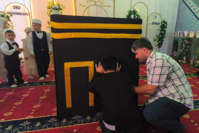 Anamur'da yürekleri dağlayan Kabe hasreti: 19 yaşındaki engelli genç Kabe maketine sarılıp ağladı