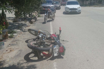 Hatay'da otomobille çarpışan motosikletteki 2 kişi yaralandı