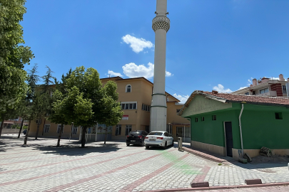 Konya’da camide ayna karşısında süslendikten sonra kamerayı çaldılar