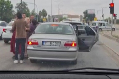 Adana'da trafikte dehşet anları: Otomobilin önünü kesip birbirlerine girdiler