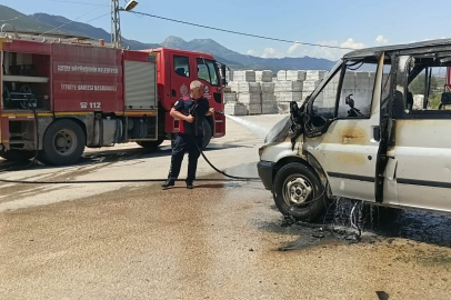 Hatay'da korkutan araç yangını: İtfaiyenin zamanında müdahalesi alevleri söndürdü