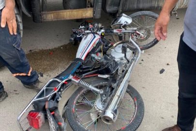 Kozan'da çöp kamyonuyla çarpışan motosikletin sürücüsü yaralandı