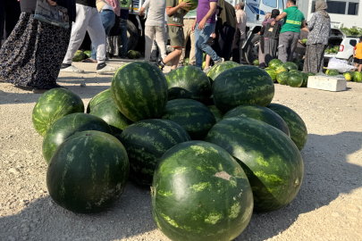 Tarsus'ta gizemli hayırseverden dev ikram: Mahalleliye 30 ton karpuz dağıttı