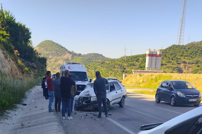 Hatay'da kavşak kazası: Aynı istikametteki iki otomobil çarpıştı: 3 yaralı